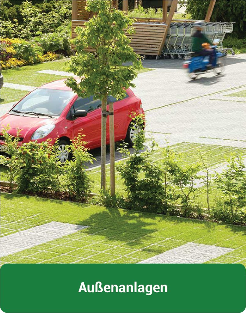 Begrünte TTE® Rasengitter- und Pflasterfläche in einer Wohnanlage – wasserdurchlässige Flächenbefestigung für Zufahrt, Stellplatz und Außenbereich.