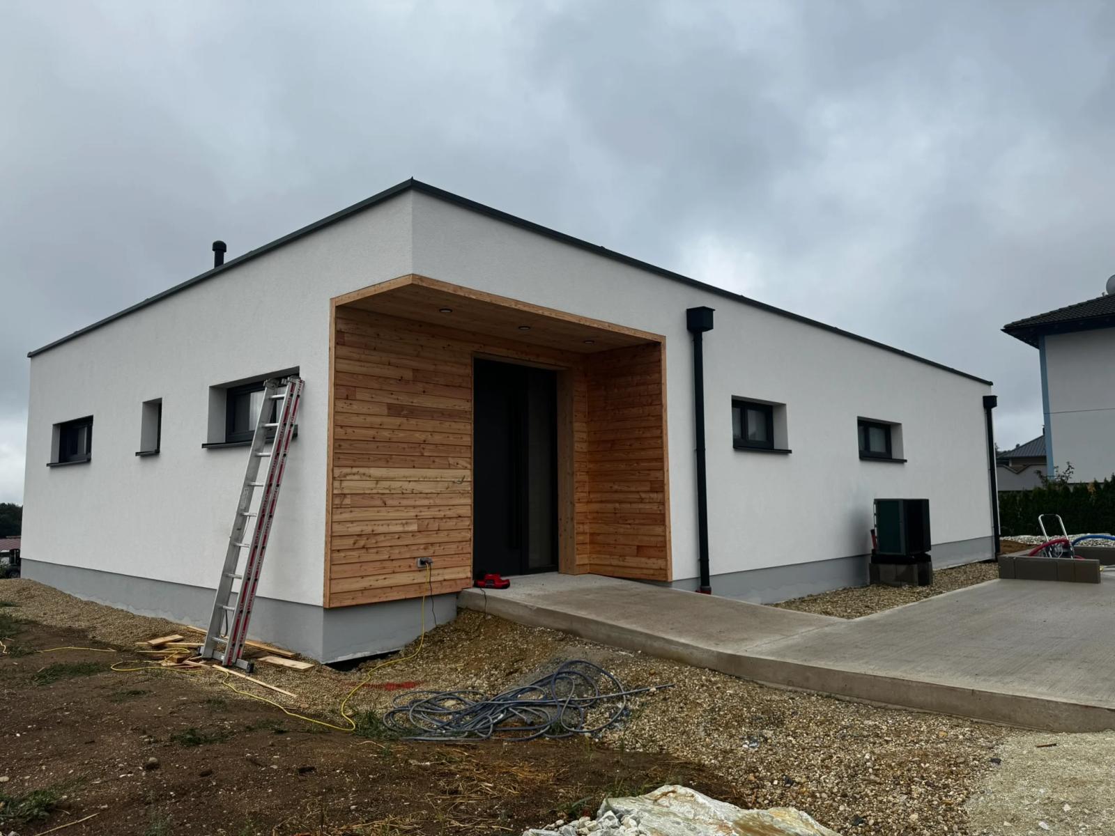 Moderner CLT-Bungalow: Kompaktes Wohnen mit Flachdach & Wärmepumpe